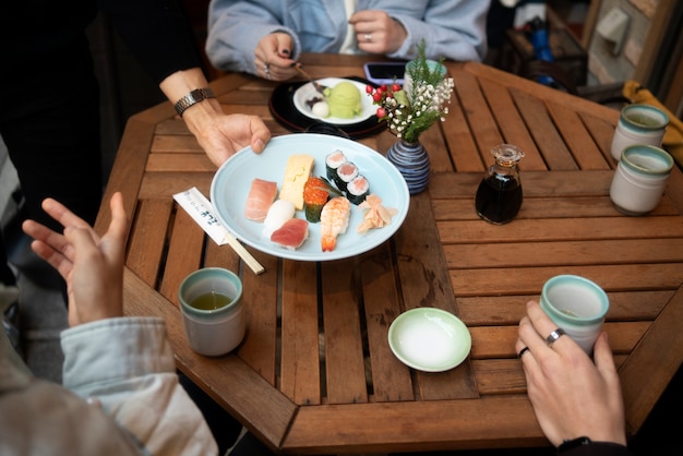 Beste Freunde hängen in einem Restaurant ab