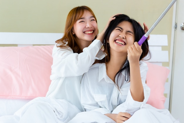 Beste Freunde Teenager freudig mit Selfie auf dem Bett