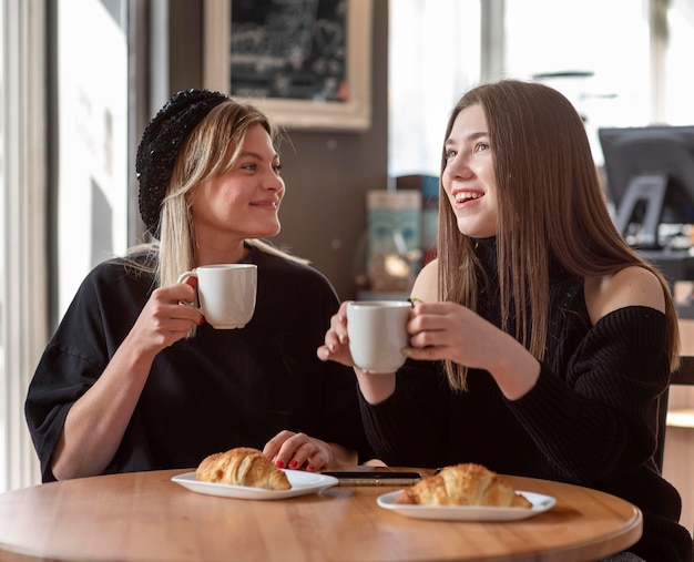 Kostenloses Foto beste freunde verbringen einige zeit zusammen mit einem guten kaffee