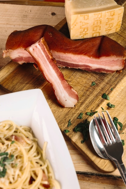 Kostenloses Foto besteck und pasta in der nähe von fleisch und käse