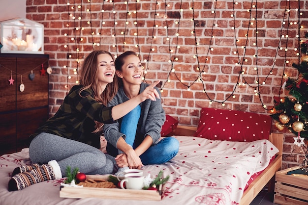 Besties verbringen den Weihnachtstag zusammen im Schlafzimmer