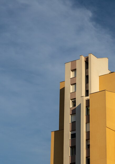 Beton weißes und braunes modernes Gebäude unter dem bewölkten Himmel