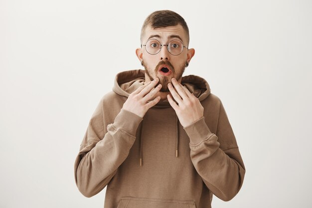 Betroffener Mann in Brille, der besorgt aussieht