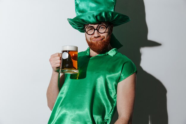 Betrunkener Mann in st.patriks Kostüm, das Bier hält