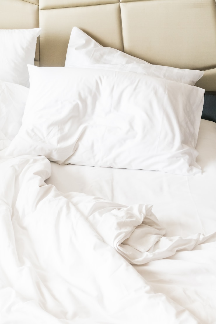 Kostenlose Foto bett mit zerknitterten blätter