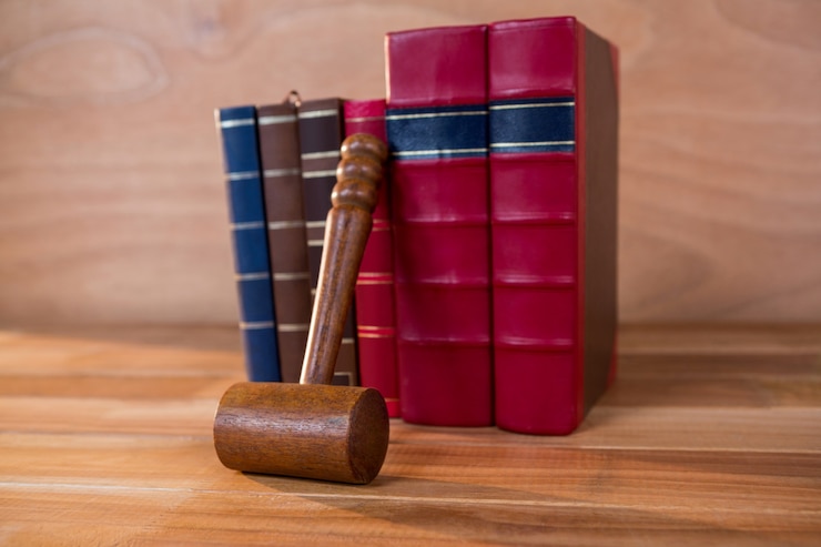 Kostenlose Foto beurteilt hammer mit bücher