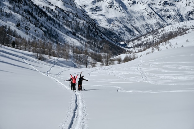 Bewaldeter Berg mit Schnee bedeckt und Menschen wandern in Col de la Lombarde