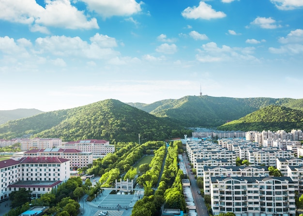 Bewaldeter Park in der Mitte der Stadt