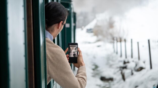 Bewegender Dampfzug Mocanita von innen im Winter Rumänien