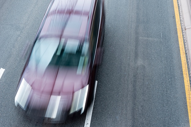 Bewegliches Auto auf der Draufsicht der Straße