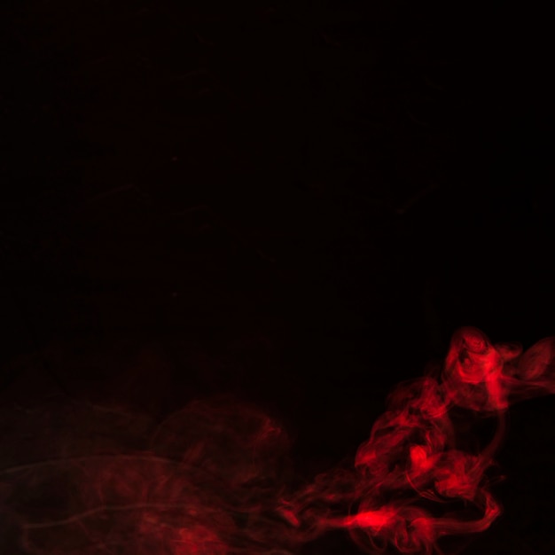 Bewegung des roten Rauches auf schwarzem Hintergrund mit Kopienraum für das Schreiben des Textes