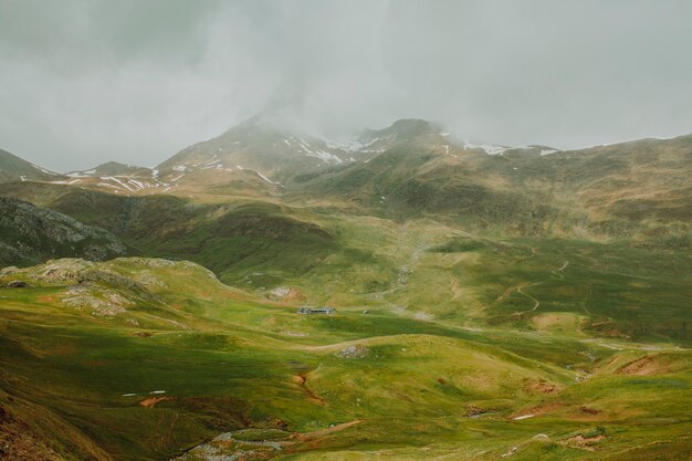 Bewölkte Landschaft eines Berges