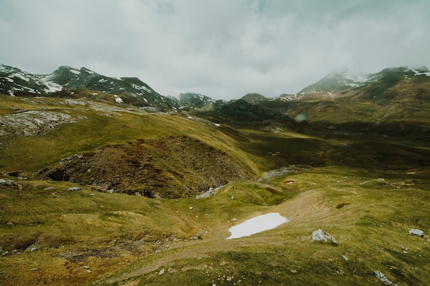 Kostenloses Foto bewölkte landschaft eines feldes