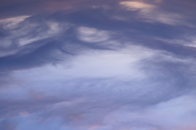 Bewölkter blauer Himmel mit Kopienraumhintergrund