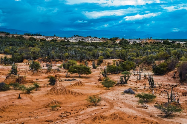 Bewölkter blauer Himmel über einem Tal in der Tatacoa-Wüste, Kolumbien