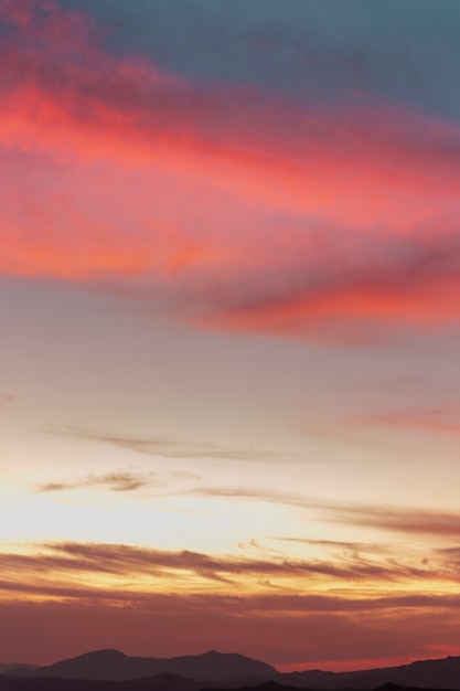 Bewölkter Himmel in den Sepia- und Rosatönen