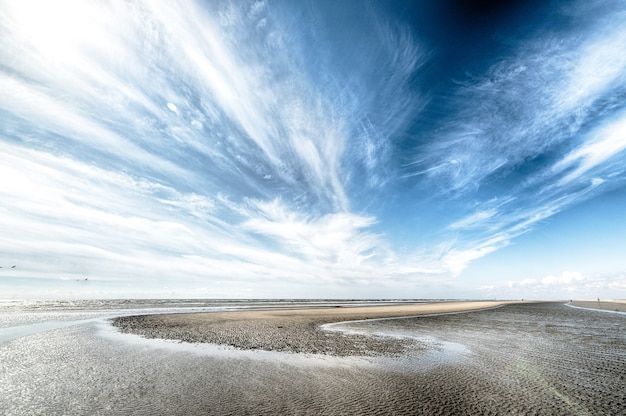 Bewölkter Himmel über trockener Insel