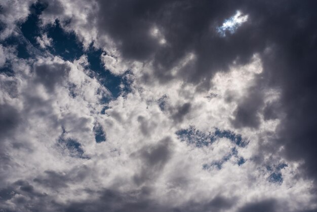 Bewölkter regnerischer blauer dunkler Himmel