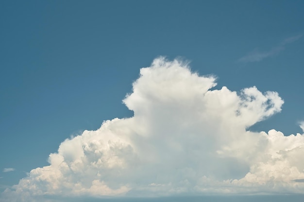 Bewölkter Sommerhimmel über einem ruhigen Meereshintergrund für Bildschirmschoner oder Hintergrundbilder auf dem Bildschirm oder Werbung für freien Platz für Text