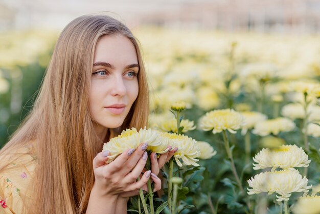 Bewundern Blumen der Seitenansichtfrau