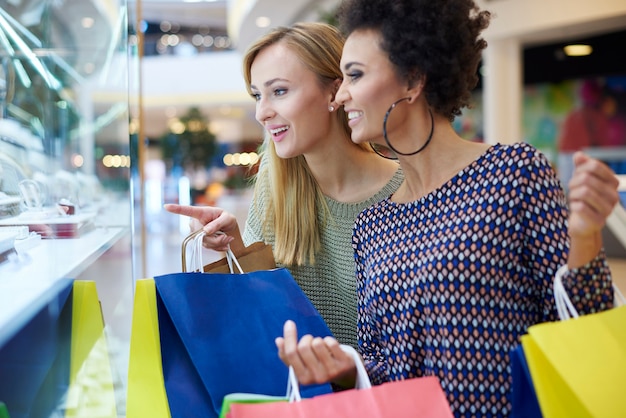 Bewunderung über schaufenster im einkaufszentrum