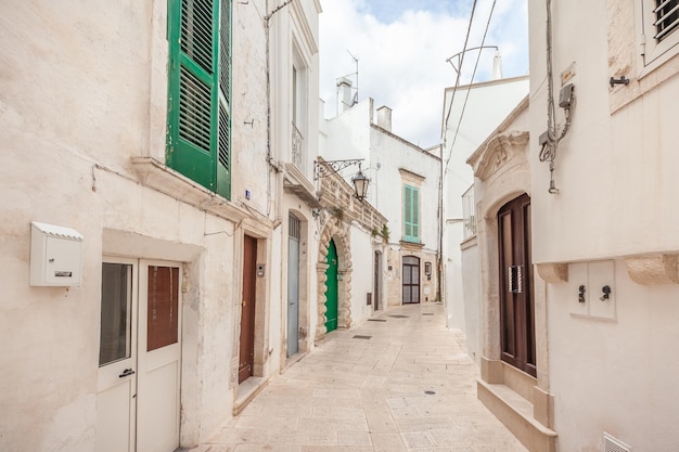 Bezaubernder Blick auf die leeren Gassen der Altstadt Martina Franca mit wunderschönen weiß getünchten Häusern. Wunderbarer Tag in einer Touristenstadt, Apulien, Italien.