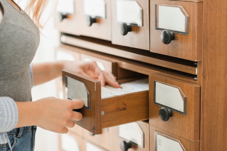 Kostenlose Foto bibliothekar nach bibliografischen daten durchsuchen