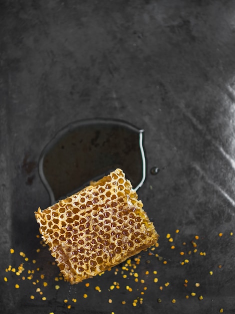 Bienenwabenstück mit Bienenpollen auf Küchenarbeitsplatte