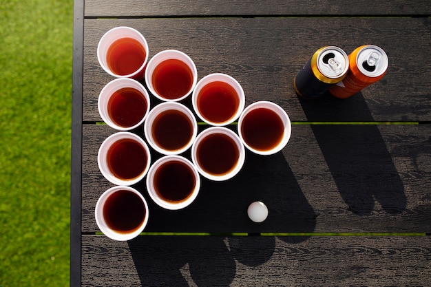 Kostenloses Foto bier-pong-spiel von oben auf dem tisch