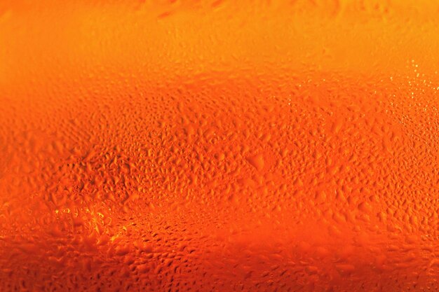 Bier. Schönes Detail aus geschlagenem Glas Bier mit Schaum. Zusammenfassung bunten Hintergrund.