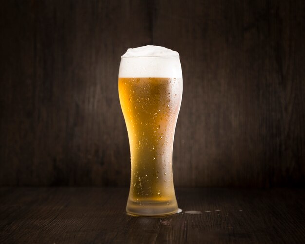 Bierglas Vor Schwarzem Hintergrund Kostenlose Foto