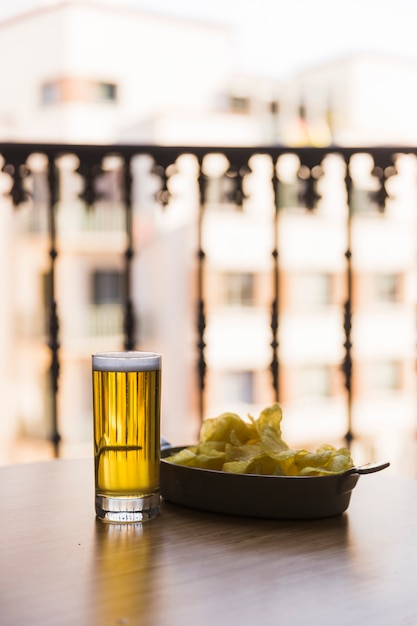 Kostenloses Foto bierkonzept auf dem balkon