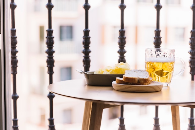 Kostenloses Foto bierkonzept auf tabelle