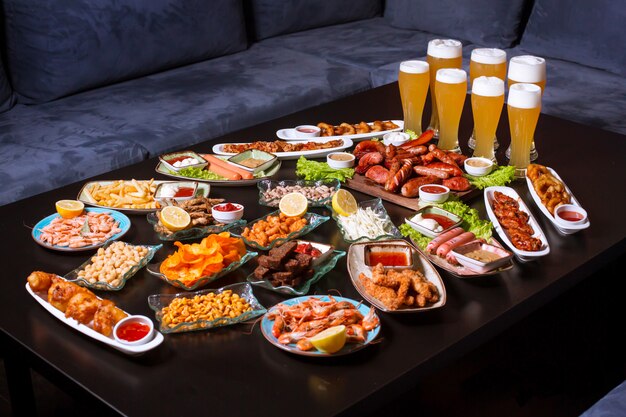 Bierset mit verschiedenen Snacks und viel Bier