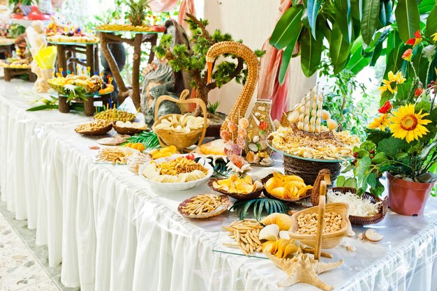Biertisch mit Snacks bei der Hochzeitsfeier