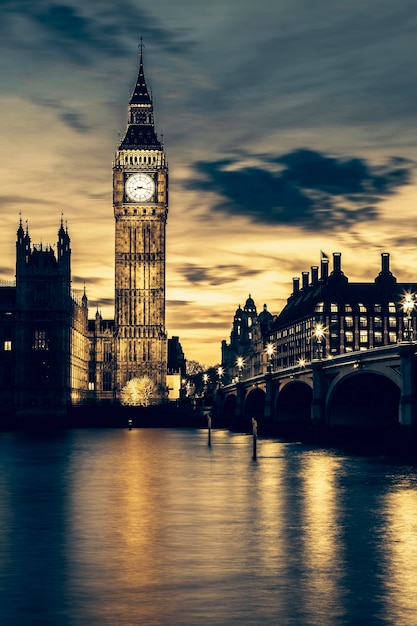 Big Ben Glockenturm in London bei Sonnenuntergang, spezielle fotografische Verarbeitung.