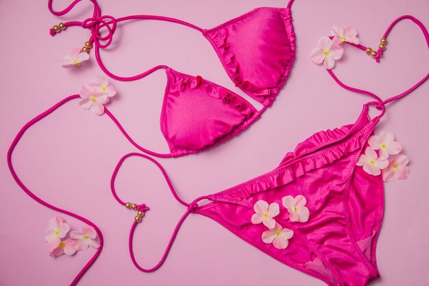 Bikini und Blütenblätter