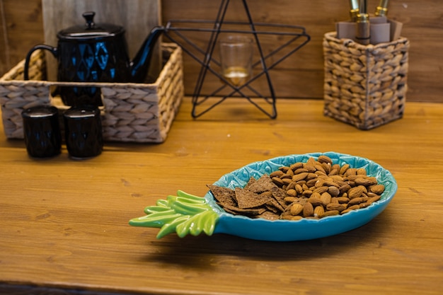 Bild der gemütlichen Küche mit braunem Tisch mit blauem Ananasteller und Keksen