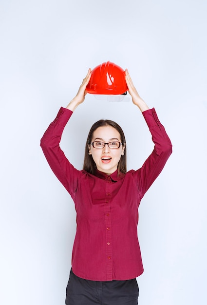 Bild der schönen frau mit brille mit sturzhelm.