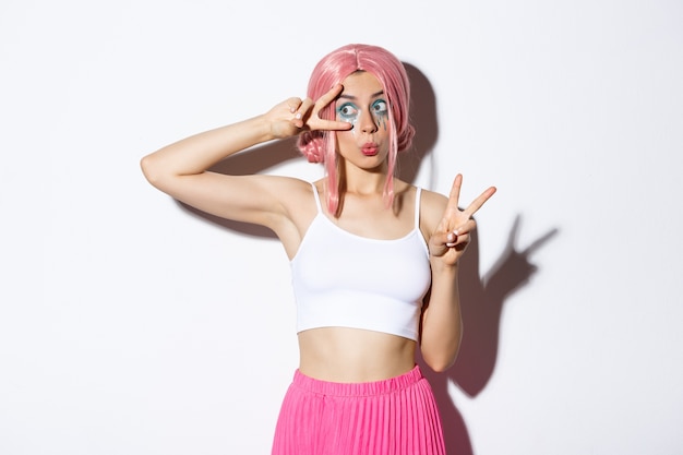 Bild des dummen schönen weiblichen Modells mit rosa Perücke und Halloween-Make-up