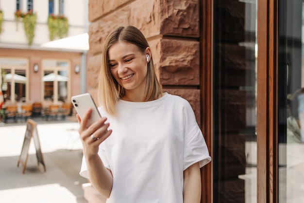 Kostenloses Foto bild einer lächelnden frau, die ein telefon hält