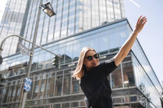 Bild einer Schönheitsfrau mit Sonnenbrille, die in die Kamera lächelt