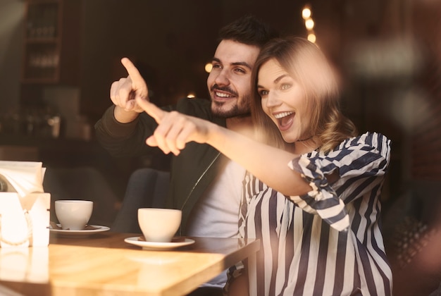 Bild eines aufgeregten Paares im Café-Restaurant