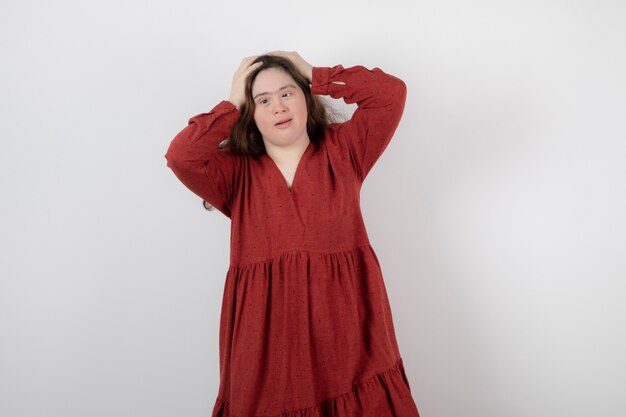 Bild eines jungen niedlichen Mädchens mit Down-Syndrom stehend und posierend.