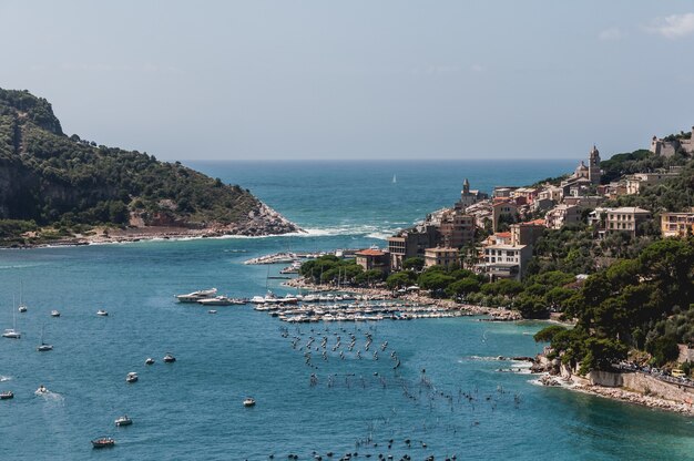 Bild von bunten Gebäuden auf einem Hügel, umgeben von Grün in Palmaria Porto, Italien