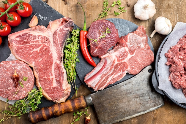 Bild von oben von Fleisch mit Knoblauch und Kräutern