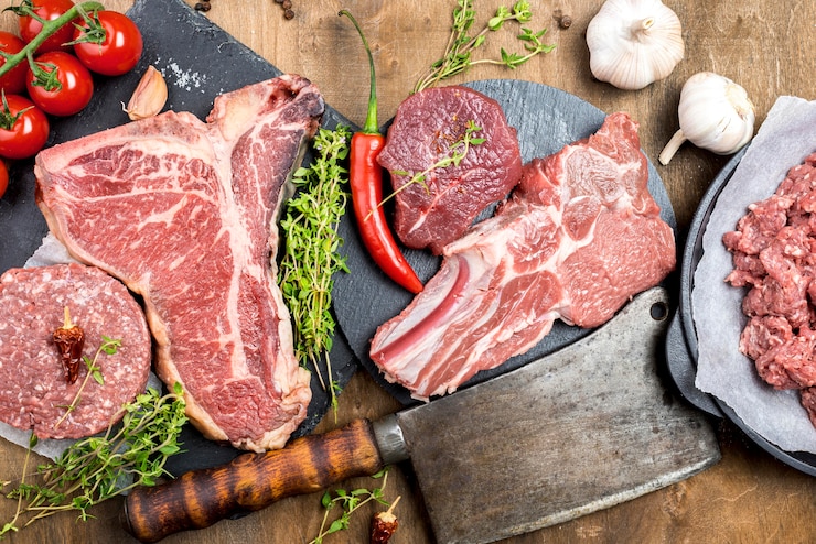 Kostenlose Foto bild von oben von fleisch mit knoblauch und kräutern