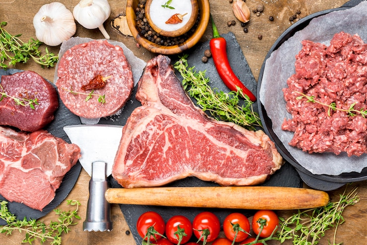 Kostenlose Foto bild von oben von fleisch mit tomaten und chili