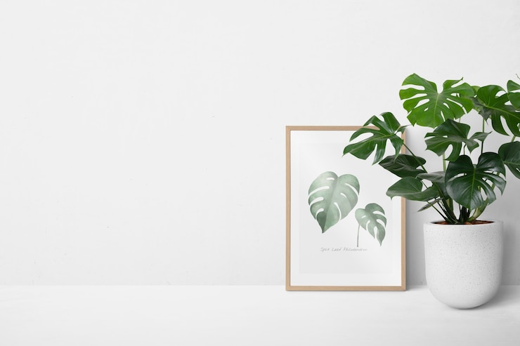 Kostenlose Foto bilderrahmen lehnt an einer weißen wand