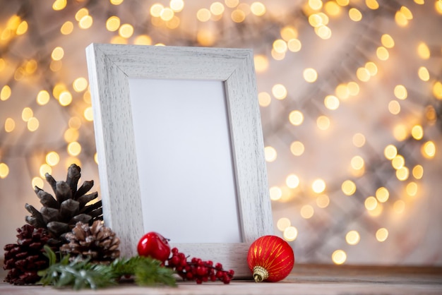 Kostenloses Foto bilderrahmen mit pinienkernen weihnachtstextur festlich auf pastellfarben hintergrund